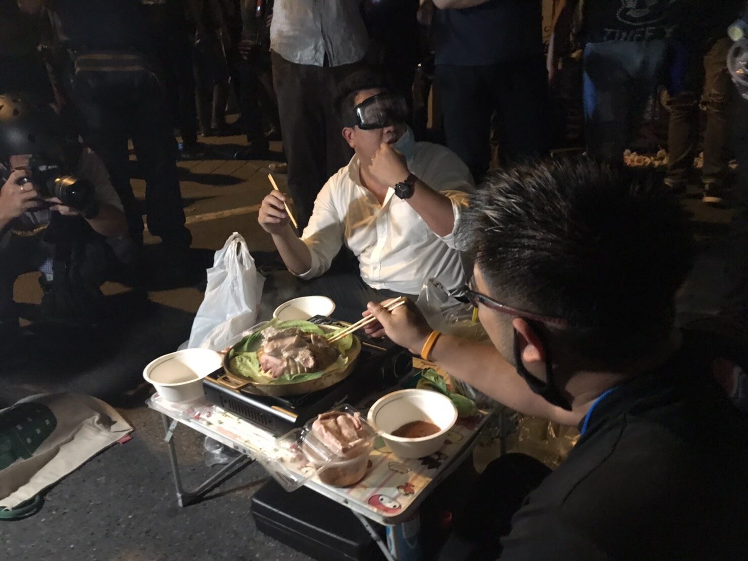 ซูเปอร์โพล ชี้ 96.2% รู้สึกแย่ แกนนำกินหรู แต่ม็อบกินข้าวข้างถนน