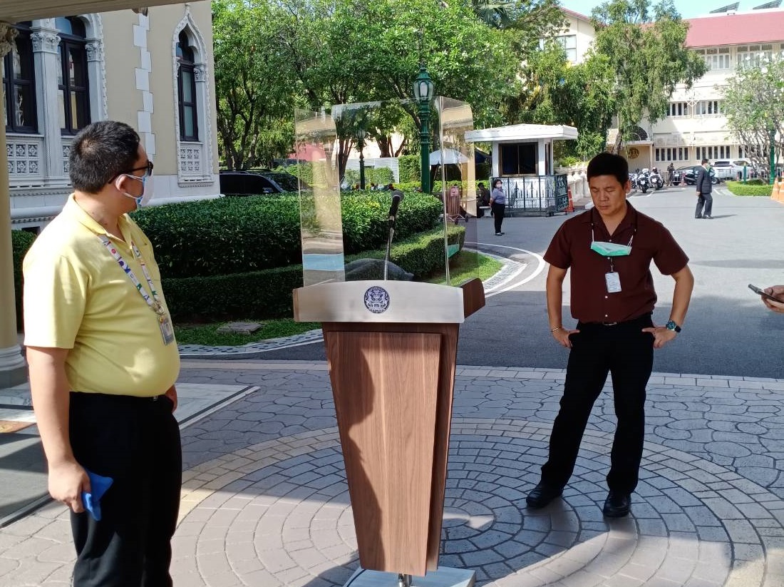 เฟซชิลด์ลามโพเดียมทำเนียบ ประยุทธ์ เว้นระยะห่างนักข่าว