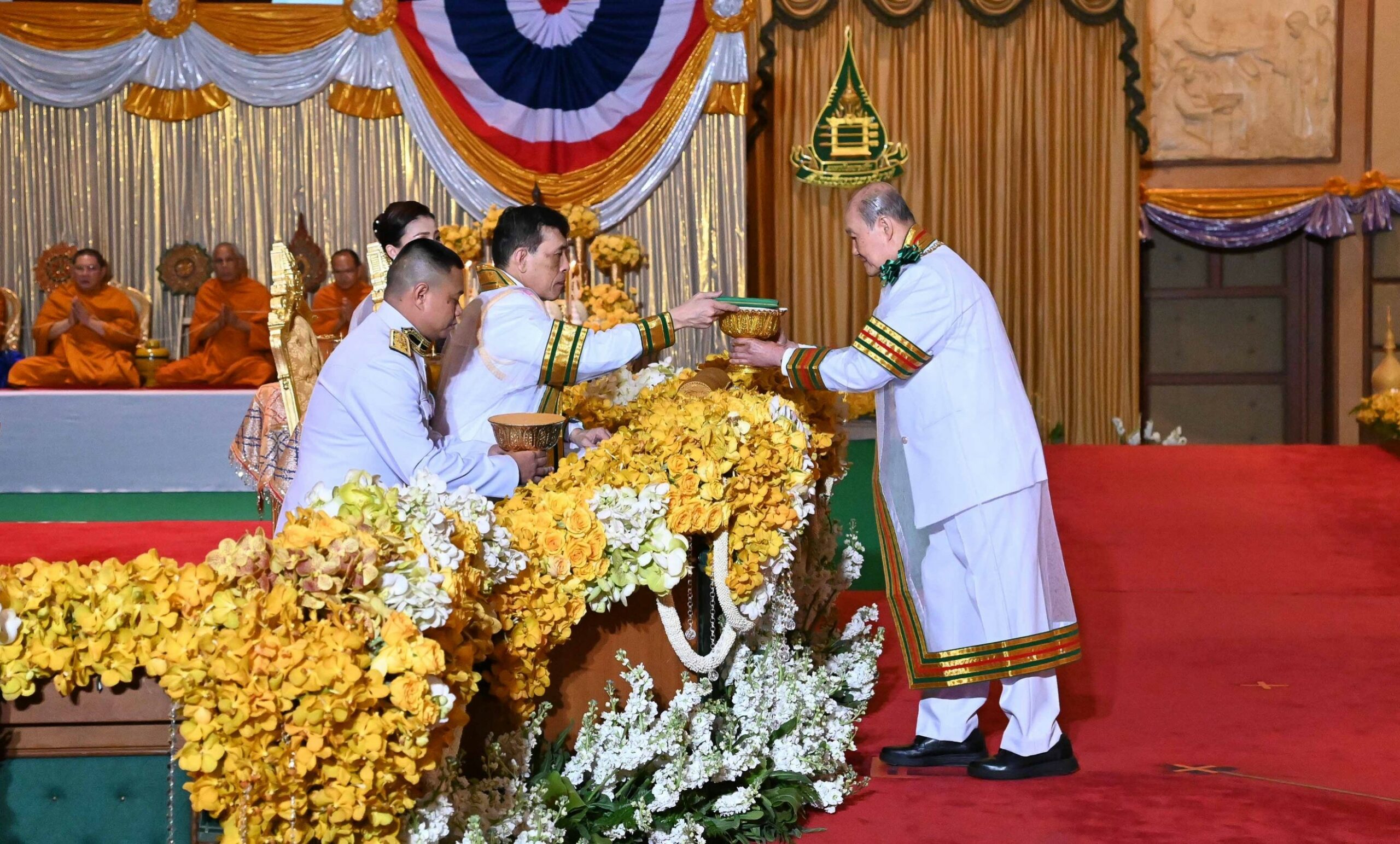 ในหลวงทรงรับการถวายปริญญาดุษฎีบัณฑิตกิตติมศักดิ์ และพระราชทานปริญญา มสธ.