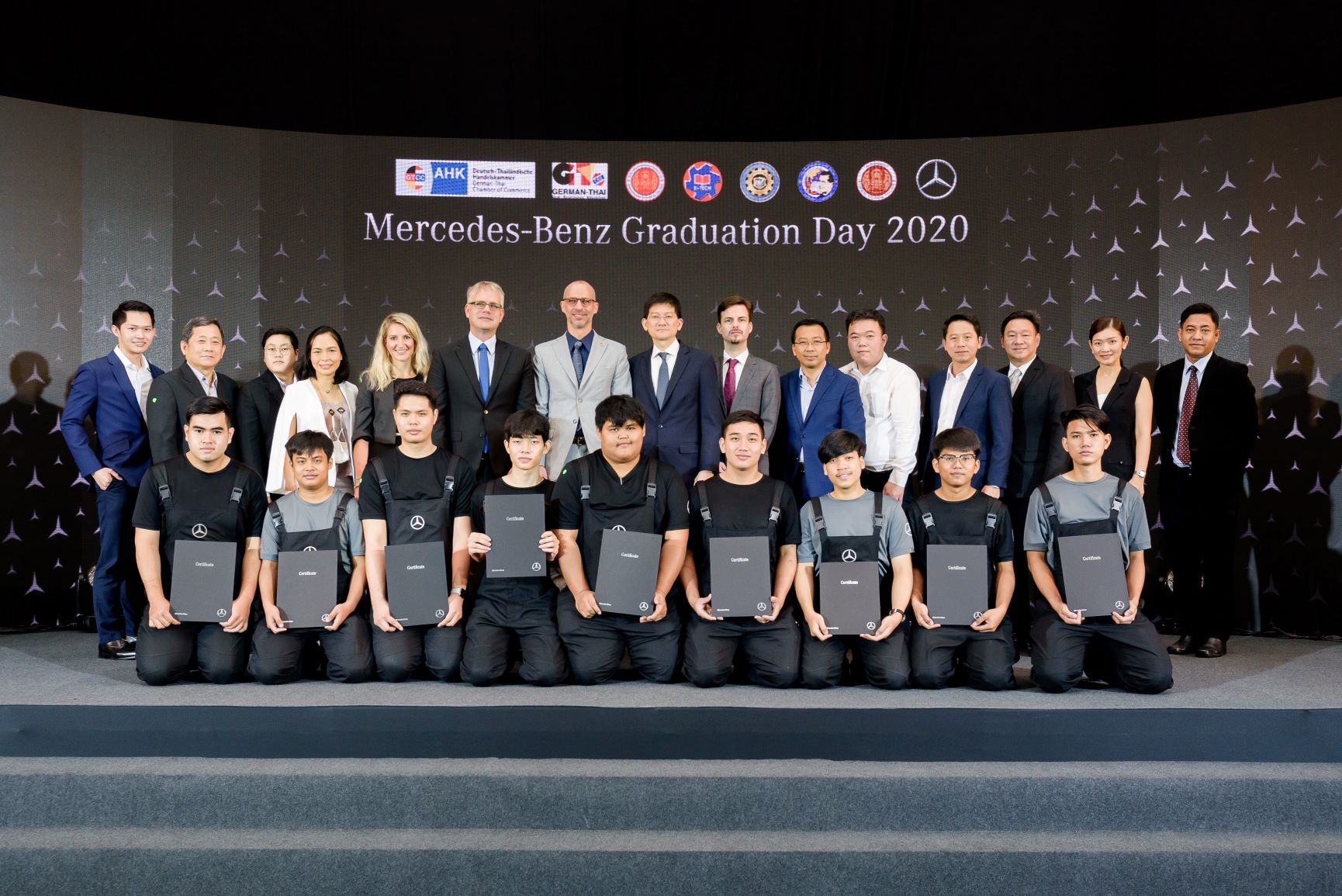 เบนซ์ แจกประกาศนียบัตร ช่างฝึกหัดรุ่นที่ 30