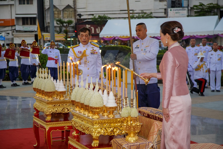 ในหลวง พระราชินี ถวายราชสักการะสมเด็จพระเจ้าตากสินมหาราช