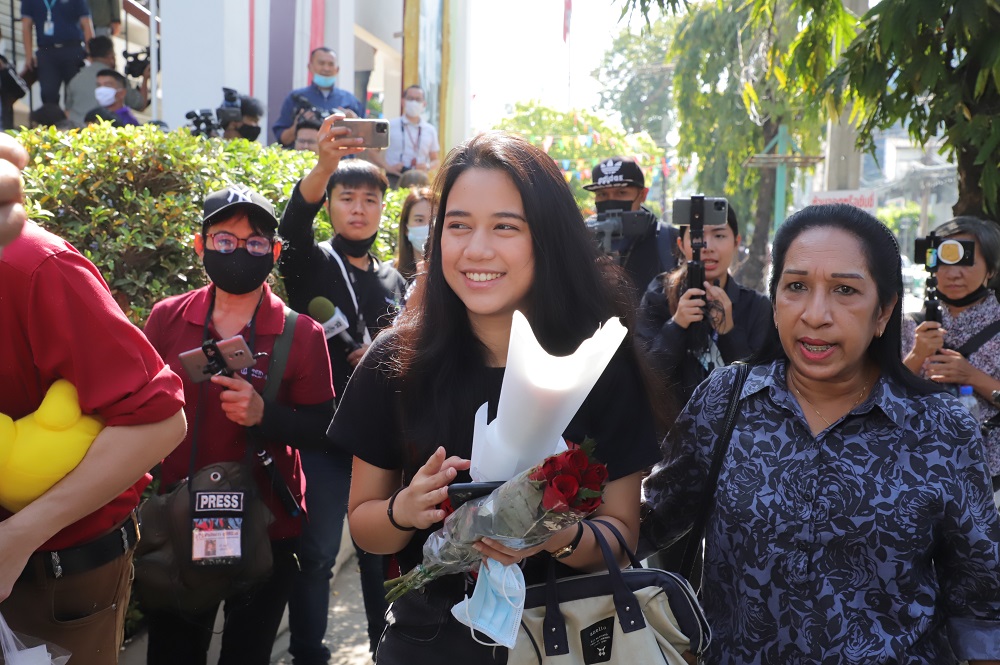 มายด์ ภัสราวลี พร้อมพวก เข้ารับทราบข้อกล่าวหา ม.112 ที่ สน.ทุ่งมหาเมฆ