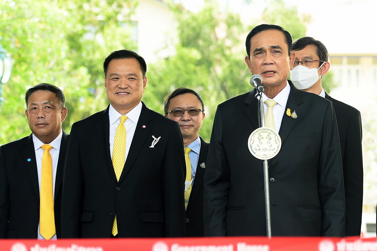 รัฐมนตรีแห่ให้กำลังใจ “ประยุทธ์” แซวกลับ “พรุ่งนี้ใครจะอยู่กับผมบ้าง”