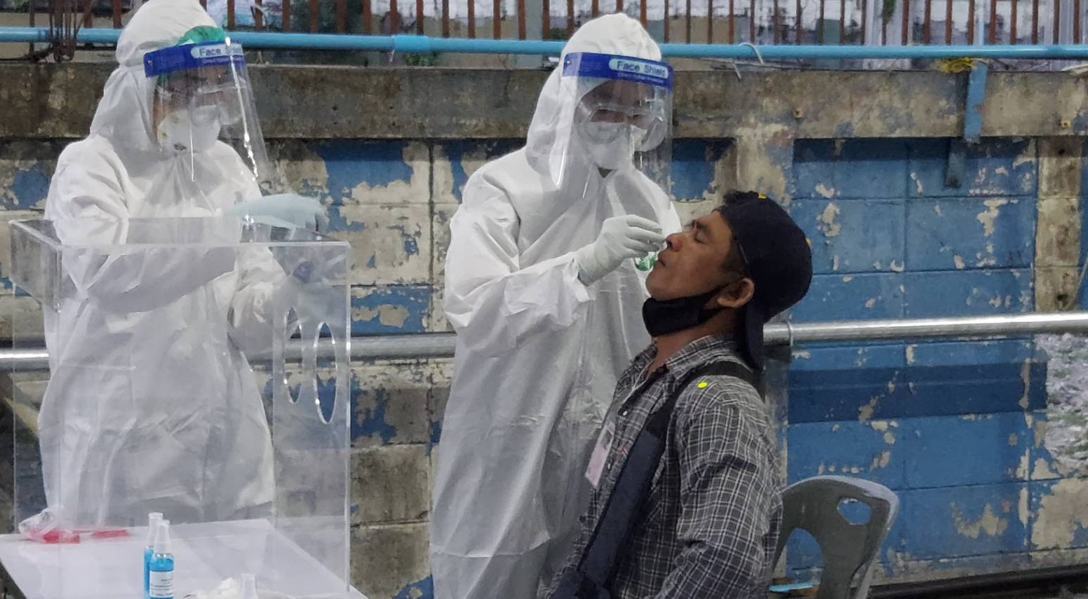 คุมเข้ม “สะพานปลากรุงเทพ” ตรวจเเชื้อแรงงานต่างด้าวเชื่อมโยงสมุทรสาคร
