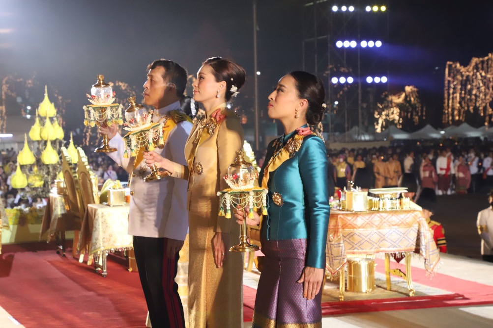 ในหลวง พระราชินี ทรงบำเพ็ญพระราชกุศลและจุดเทียนมหามงคลวันคล้ายวันพระบรมราชสมภพ ร.9
