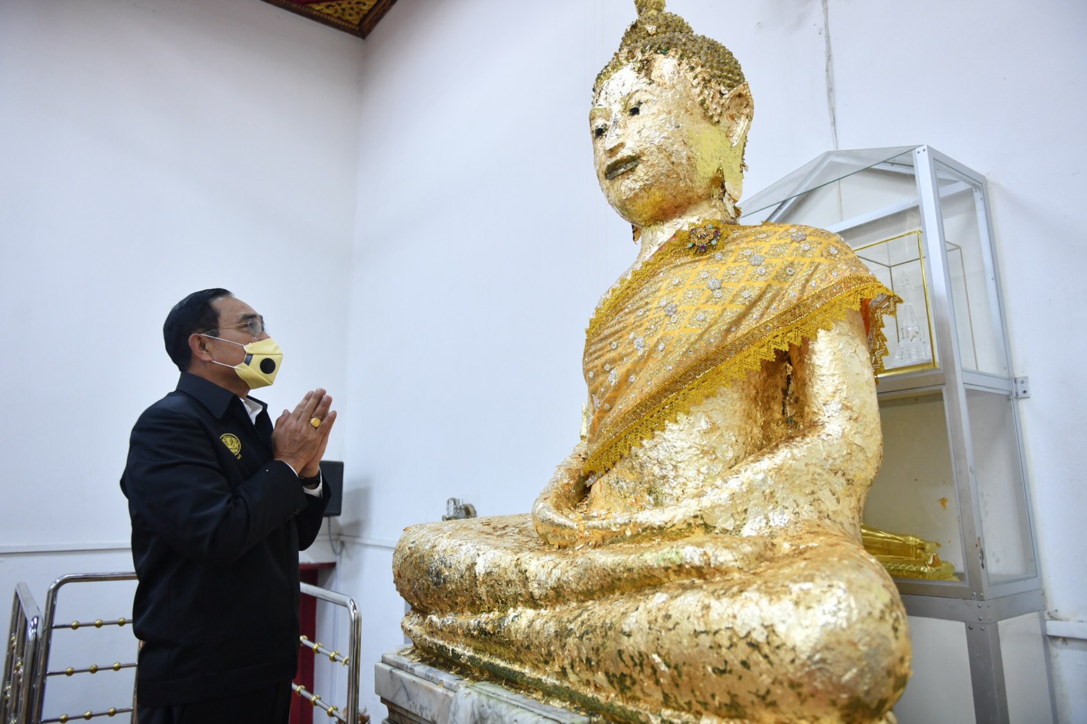 “ประยุทธ์” สักการะหลวงพ่อวัดบ้านแหลม ก่อนศาลชี้ชะตาคดีบ้านพักหลวง
