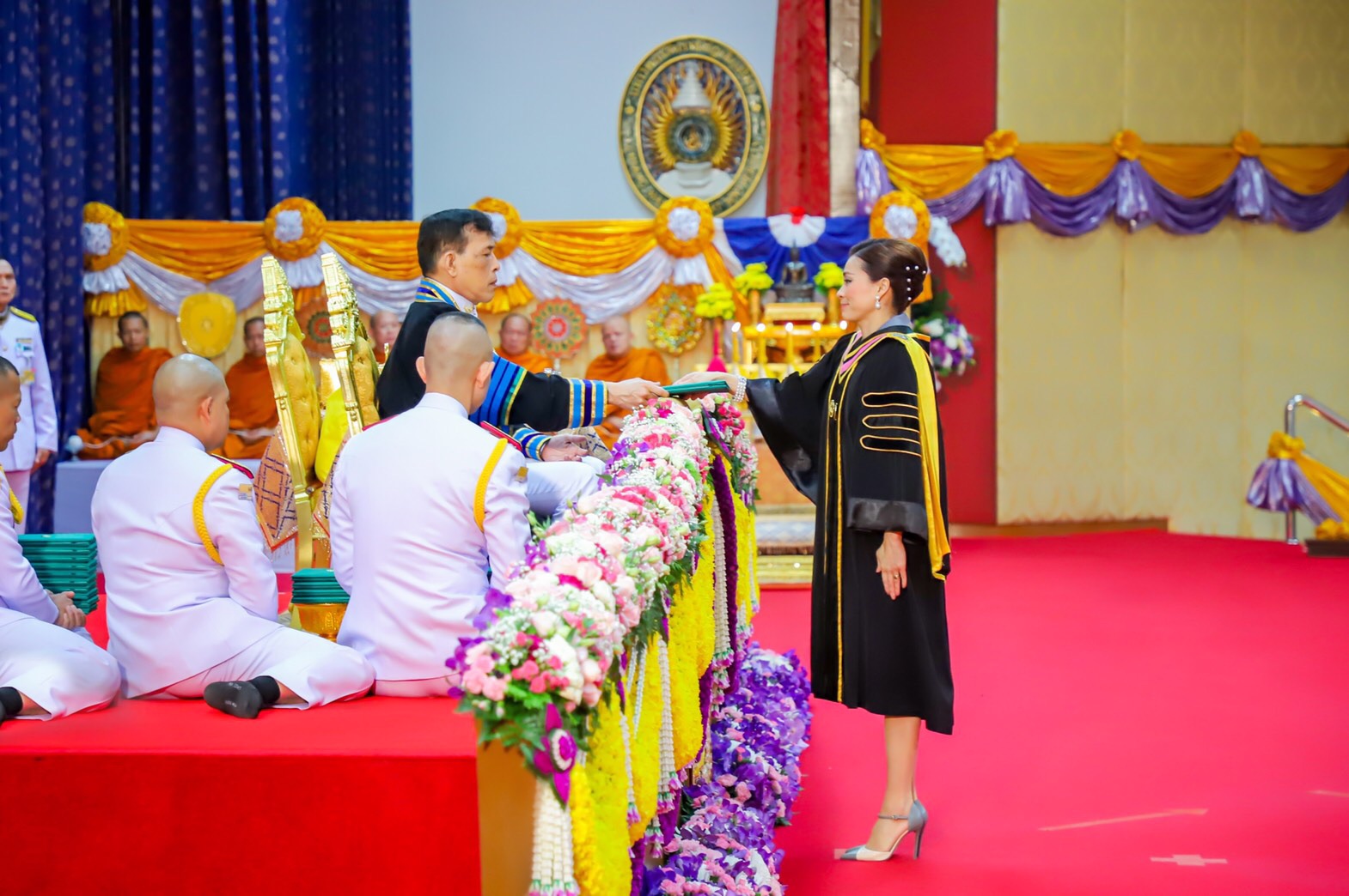 ในหลวงพระราชทานปริญญา มรภ.เชียงใหม่ พระราชินีทรงรับปริญญาบริหารธุรกิจดุษฎีบัณฑิตกิตติมศักดิ์