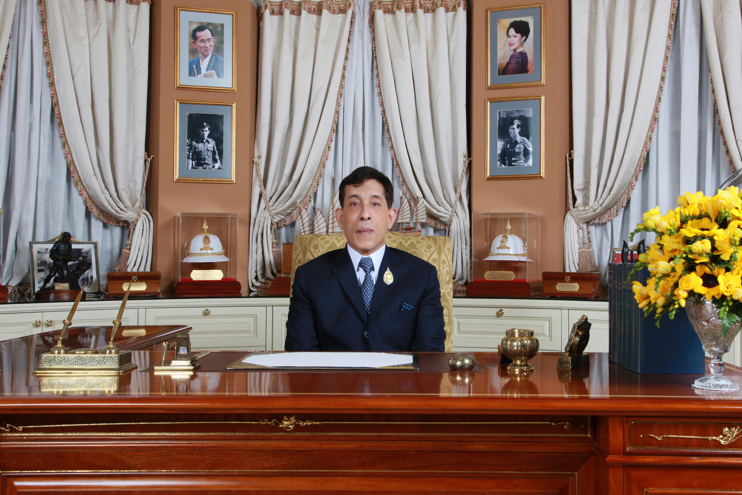 ในหลวงพระราชทาน ส.ค.ส. และพรปีใหม่ “ให้บรรลุถึงความสุขความเจริญโดยทั่วกัน”