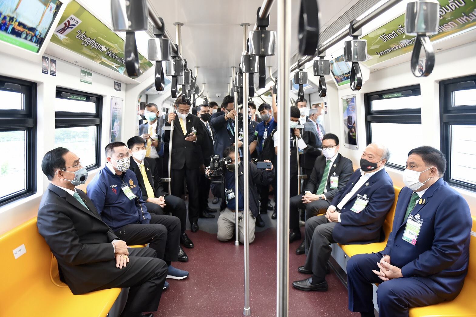 นายกฯนั่งรถไฟฟ้าสายสีทอง