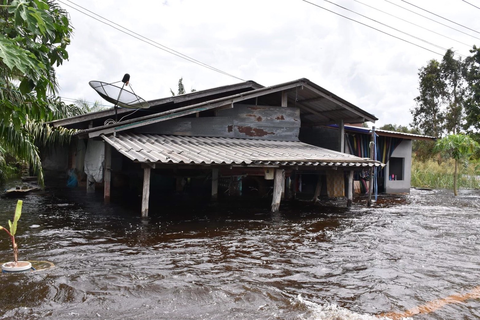 น้ำท่วมเมืองคอน ทำพื้นที่เกษตรเสียหายกว่าล้านไร่ เสียชีวิต 15 คน