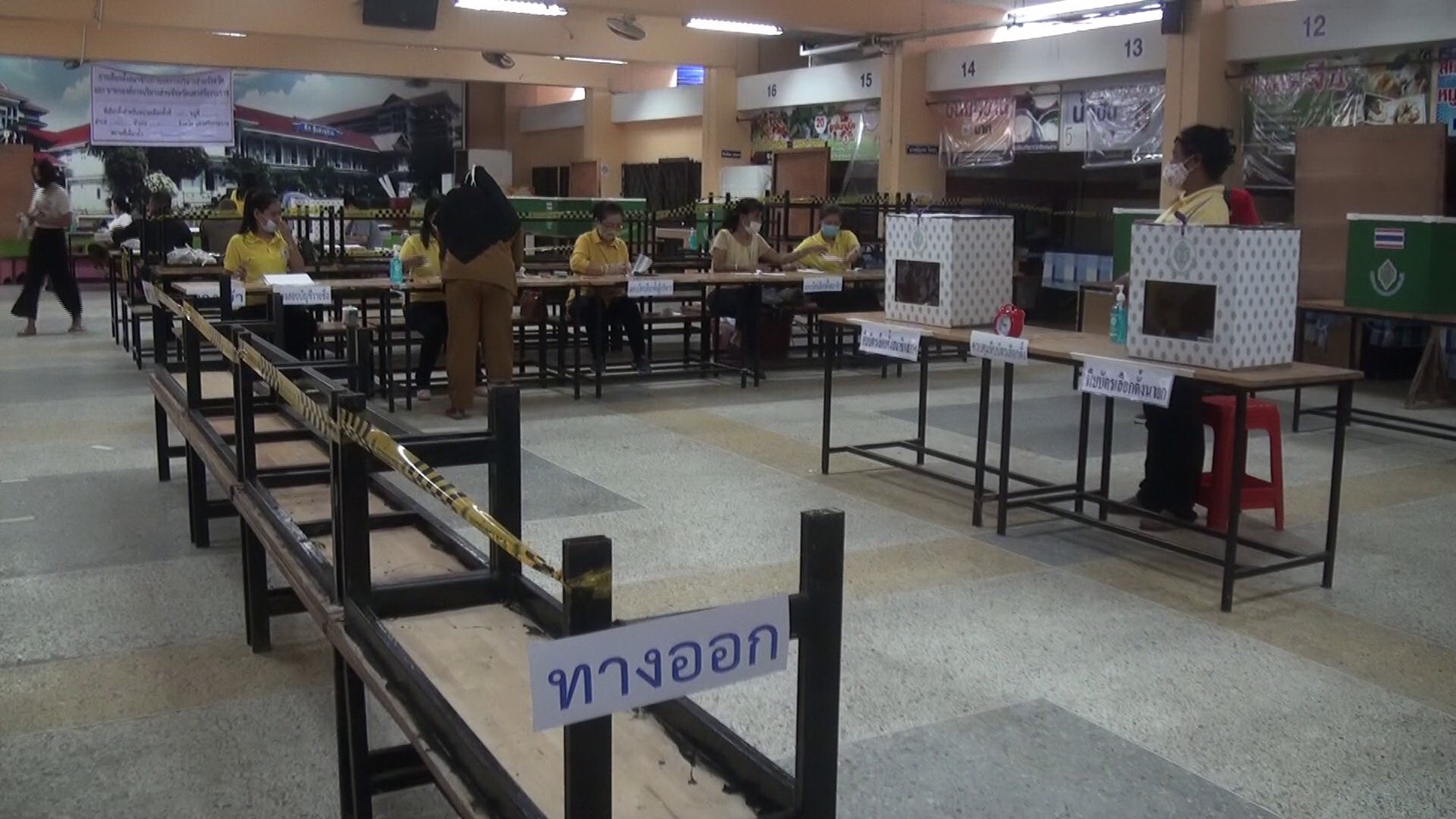 เลือกตั้ง อบจ. นครศรีฯ กลางสายฝน ช่วงเช้ายังเงียบ