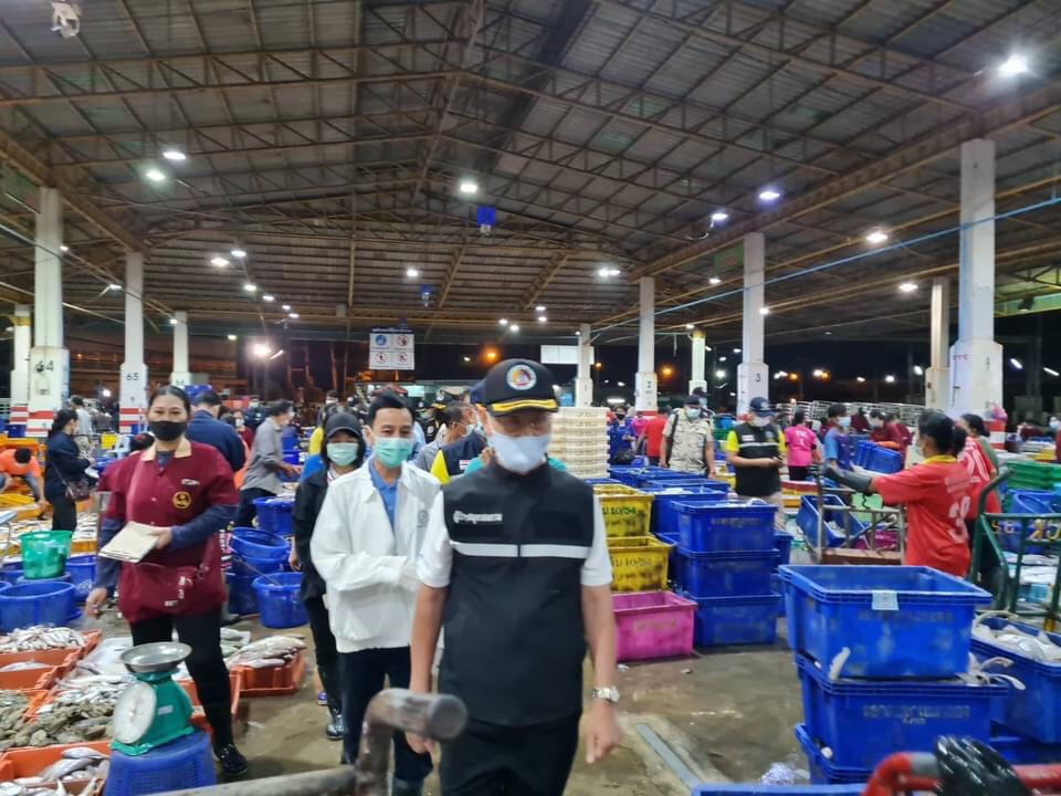 บุกตรวจแรงงานต่างด้าว “ตลาดปลาสหกรณ์ประมง แม่กลอง”