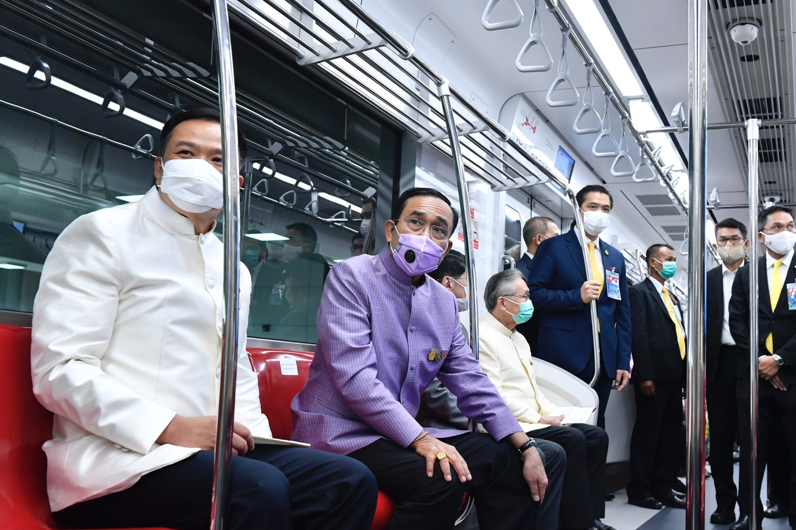 “บิ๊กตู่” ปลื้มนั่งรถไฟฟ้าสายสีแดง “บางซื่อ-รังสิต” สั่งคมนาคมผุดฟีดเดอร์เชื่อมสถานี