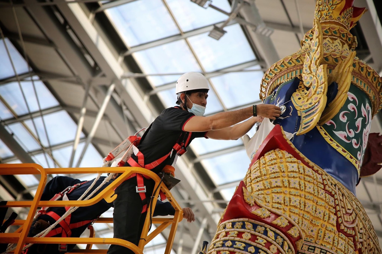 ขนาดยักษ์ ยังต้องสวมหน้ากากอนามัย สนามบินสุวรรณภูมิไม่เว้น