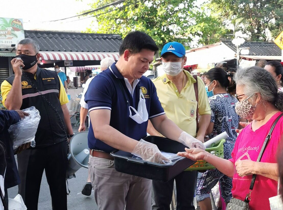 “สิระ” ลงพื้นที่แจกหน้ากาก จตุจักร-หลักสี่ 5 หมื่นชิ้น