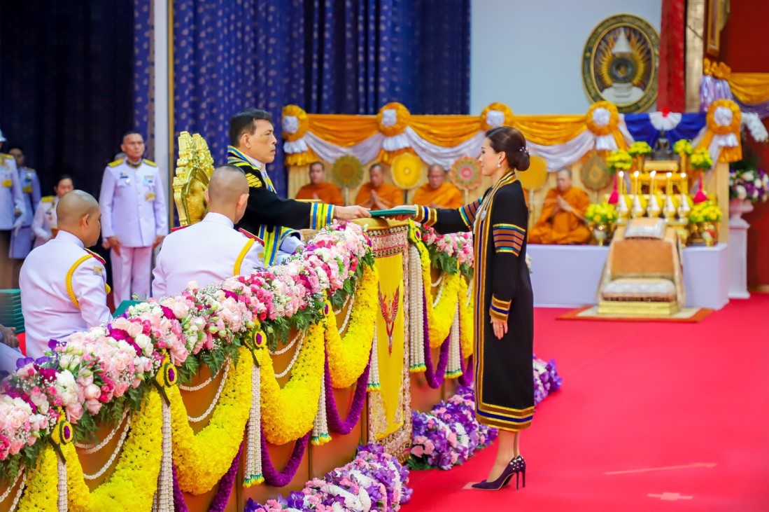 ในหลวงพระราชทานปริญญา มรภ.พิบูลสงคราม-อุตรดิตถ์ พระราชินีรับปริญญาดุษฎีบัณฑิตกิตติมศักดิ์