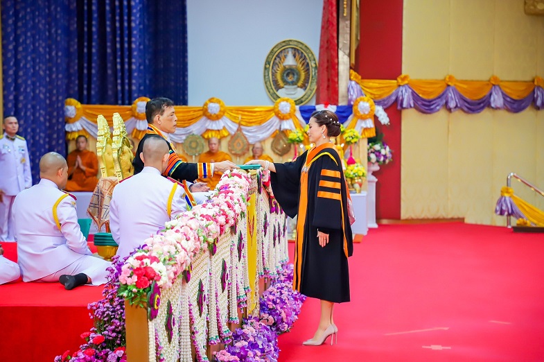 ในหลวงพระราชทานปริญญา มรภ.เชียงราย พระราชินีรับปริญญาดุษฎีบัณฑิตกิตติมศักดิ์ สาขาการพัฒนาสังคม