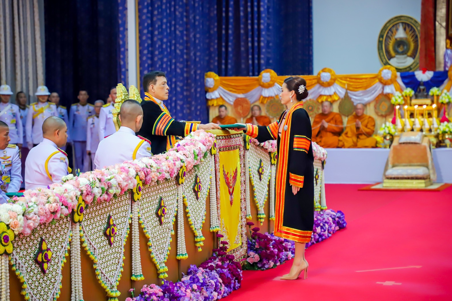 ในหลวงพระราชทานปริญญา มรภ.นครสวรรค์-ลำปาง พระราชินีรับปริญญาดุษฎีบัณฑิตกิตติมศักดิ์