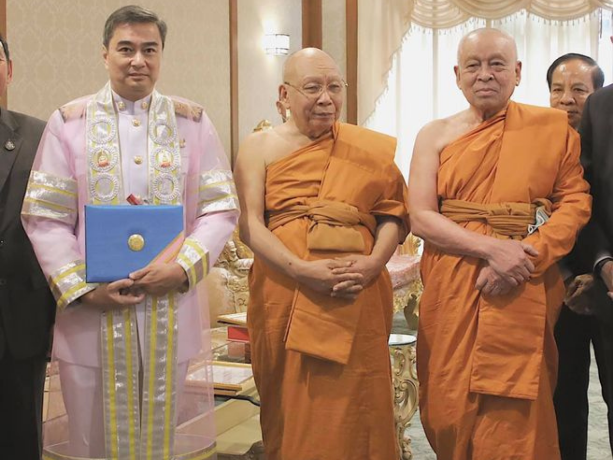 “อภิสิทธิ์” รับประทานปริญญาพุทธศาสตรดุษฎีบัณฑิตกิตติมศักดิ์