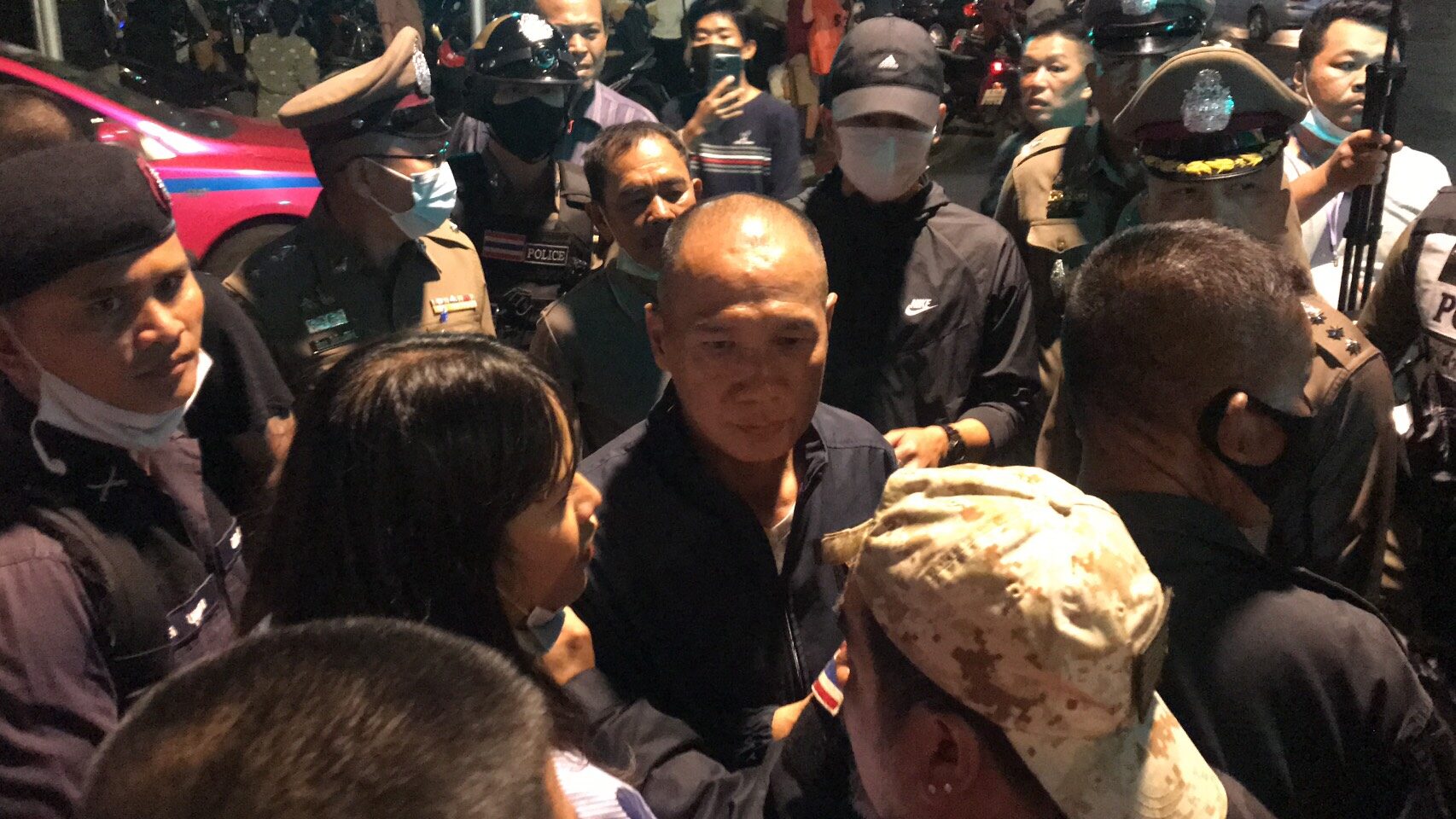 ตำรวจเข้าเจรจาชุมนุมอนุสรณ์สถาน 14 ตุลา หลังมวลชนผิดเงื่อนไขปิดถนน