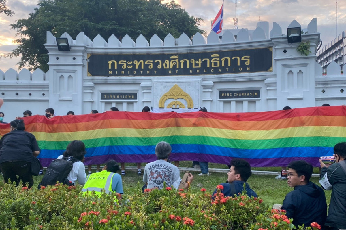 กลุ่มนักเรียนเลว นำผ้าหลากสี 300 เมตร ติดกำแพงกระทรวงศึกษา