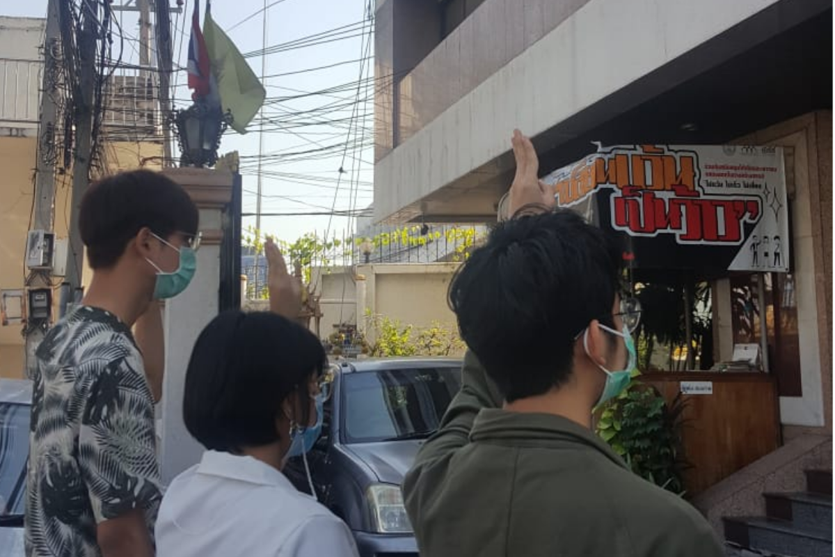 แกนนำ “นักเรียนเลว-นักเรียนไท” รายงานตัว เหตุชุมนุม 15 ตุลาไปราชประสงค์