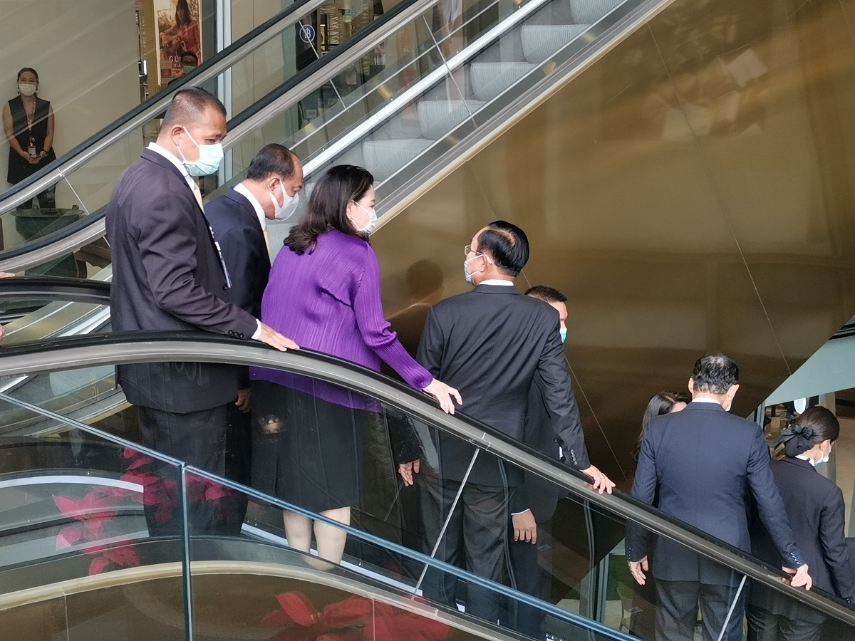“ประยุทธ์” นั่งรถไฟฟ้าสายสีทอง แวะ ไอคอนสยาม “ชฎาทิพ จูตระกูล” ร่วมต้อนรับ