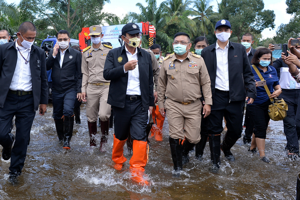 ประยุทธ์ลุยน้ำท่วม “เมืองคอน” อ้อนคนใต้ รักจังฮู้! สั่งช่วยเหลือให้เร็วขึ้น 