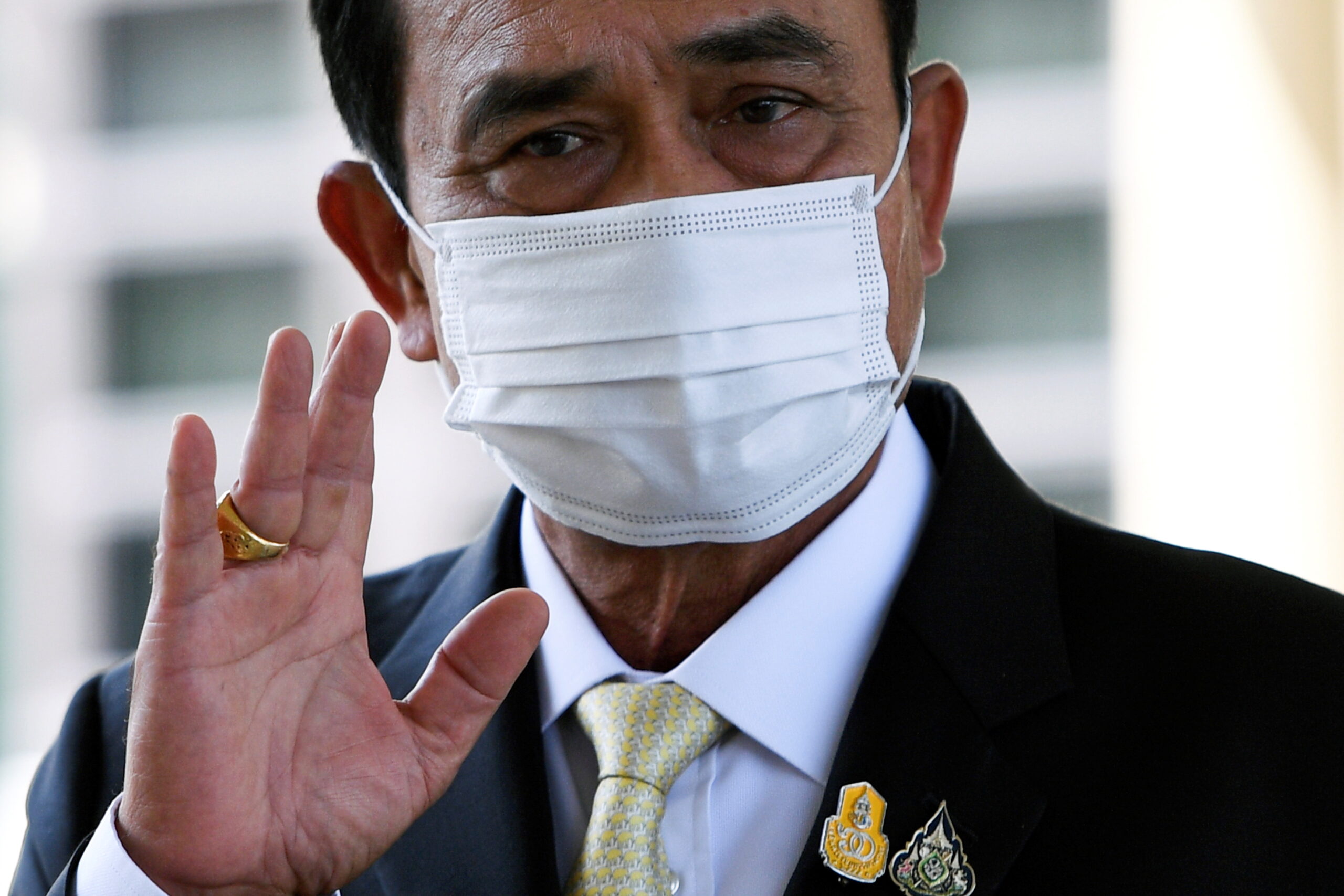 ประยุทธ์ จันทร์โอชา นายกรัฐมนตรีและรัฐมนตรีว่ากระทรวงกลาโหม โบกมิอ ประยุทธ์ จันทร์โอชา นายกรัฐมนตรีและรัฐมนตรีว่ากระทรวงกลาโหม โบกมิอ