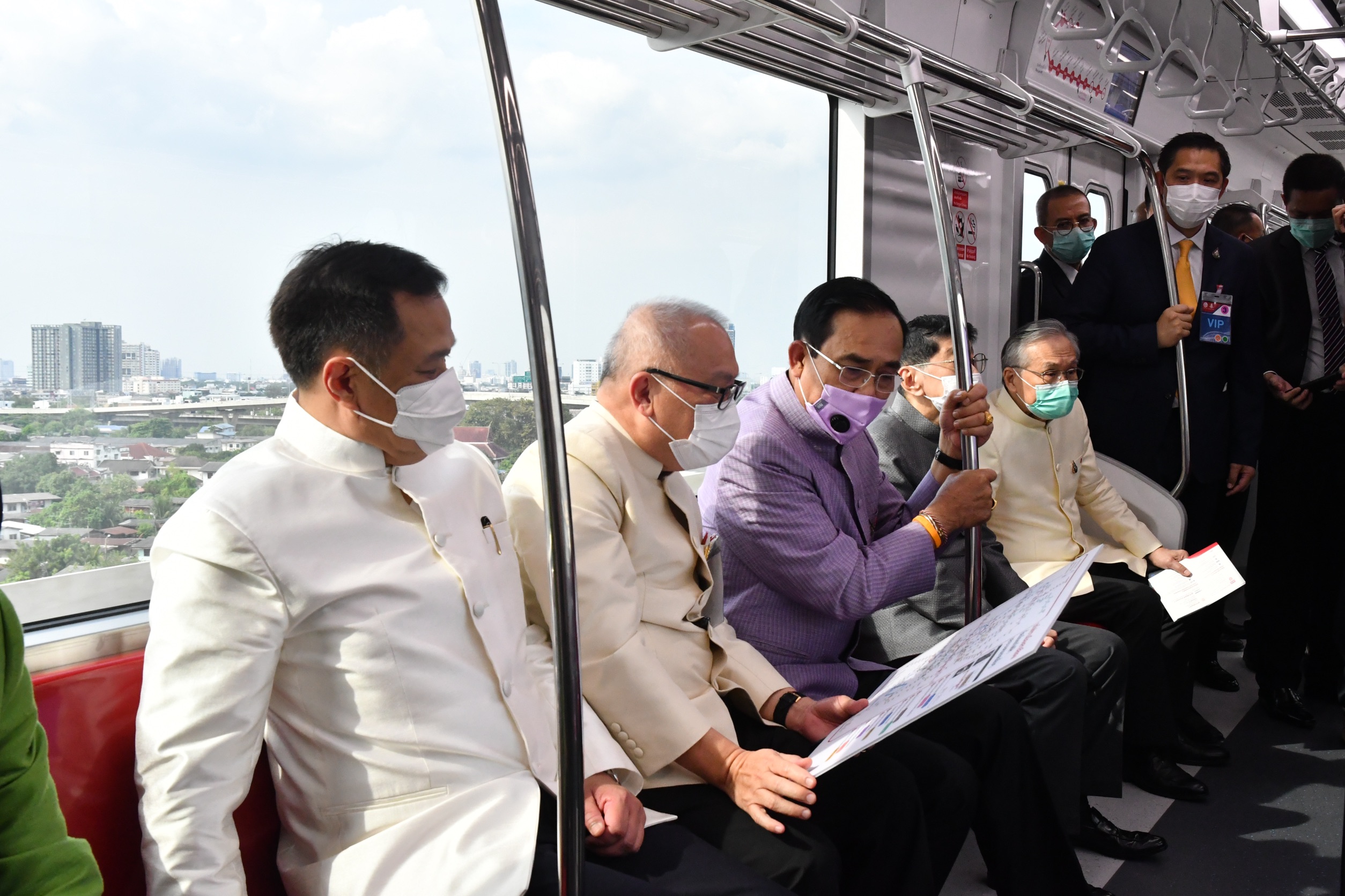 ประยุทธ์ เคลื่อนขบวน ครม. จาก “สถานีกลางบางซื่อ” ไปยัง “สถานีรังสิต”