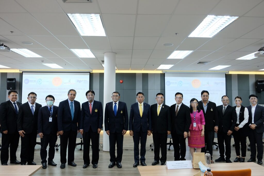 ภาพหมู่แถลงข่าวความสำเร็จในการพัฒนาชุดทดสอบเพื่อตรวจคัดกรองการติดเชื้อไวรัสโควิด-19 และ เครื่องผลิตกรดไฮโปคลอรัสและไฮโปคลอไรด์สำหรับฆ่าเชื้อไวรัส