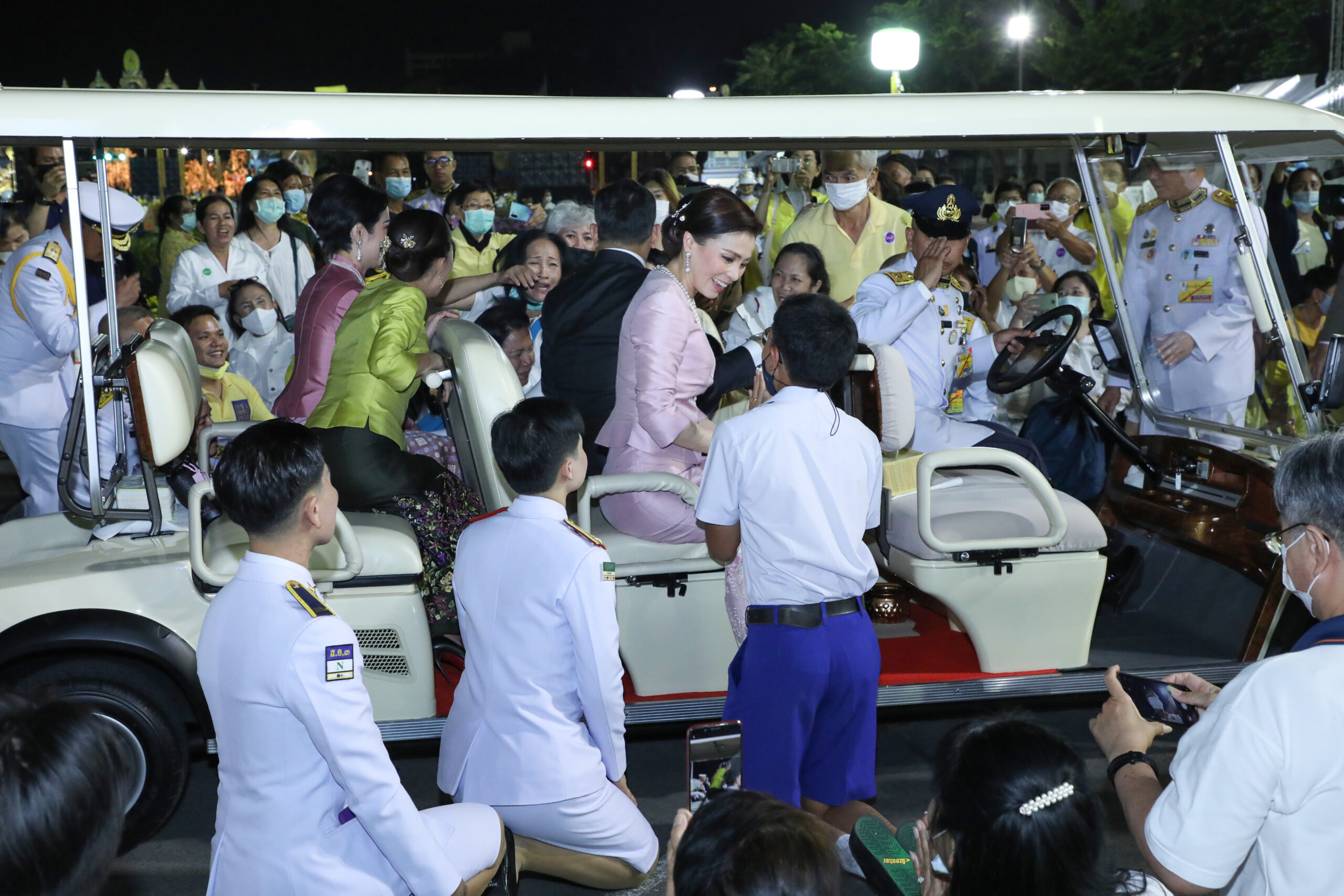 ในหลวงโปรดเกล้าฯ นำเงินที่ประชาชนถวายไปช่วยเหลือผู้ได้รับผลกระทบจากน้ำท่วมภาคใต้