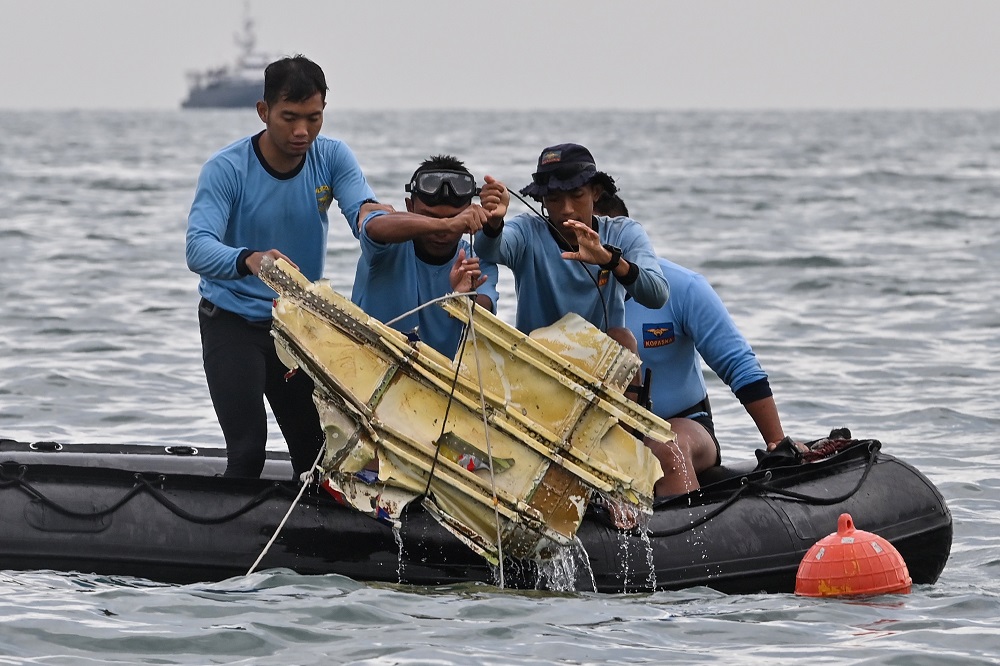 ประธานาธิบดีอินโดนีเซียยืนยัน พบจุดเกิดเหตุเครื่องบินตกแล้ว