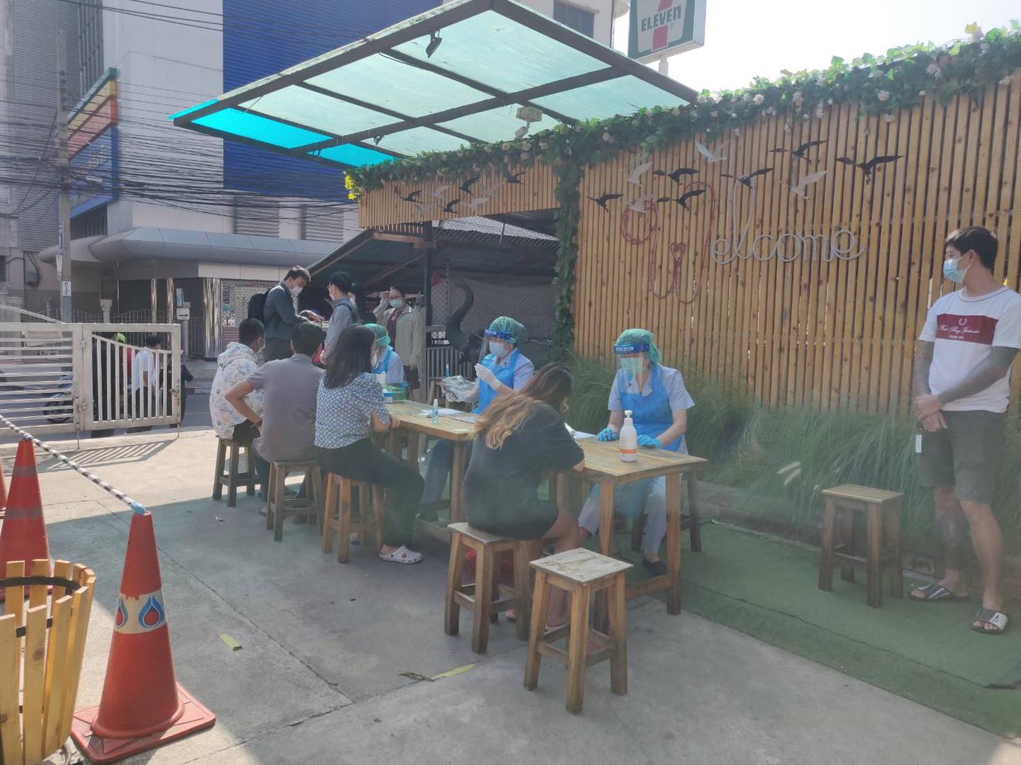 ร้านดังย่านปิ่นเกล้า แจ้งลูกค้าตรวจโควิด หลังผู้เสียชีวิตรายที่ 62 มาใช้บริการ