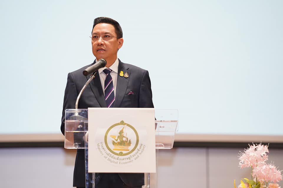 “พุทธิพงษ์” เร่งดำเนินคดีหมิ่นสถาบันฯ รุ้ง-เพนกวิน หลังถูกกระทุ้ง