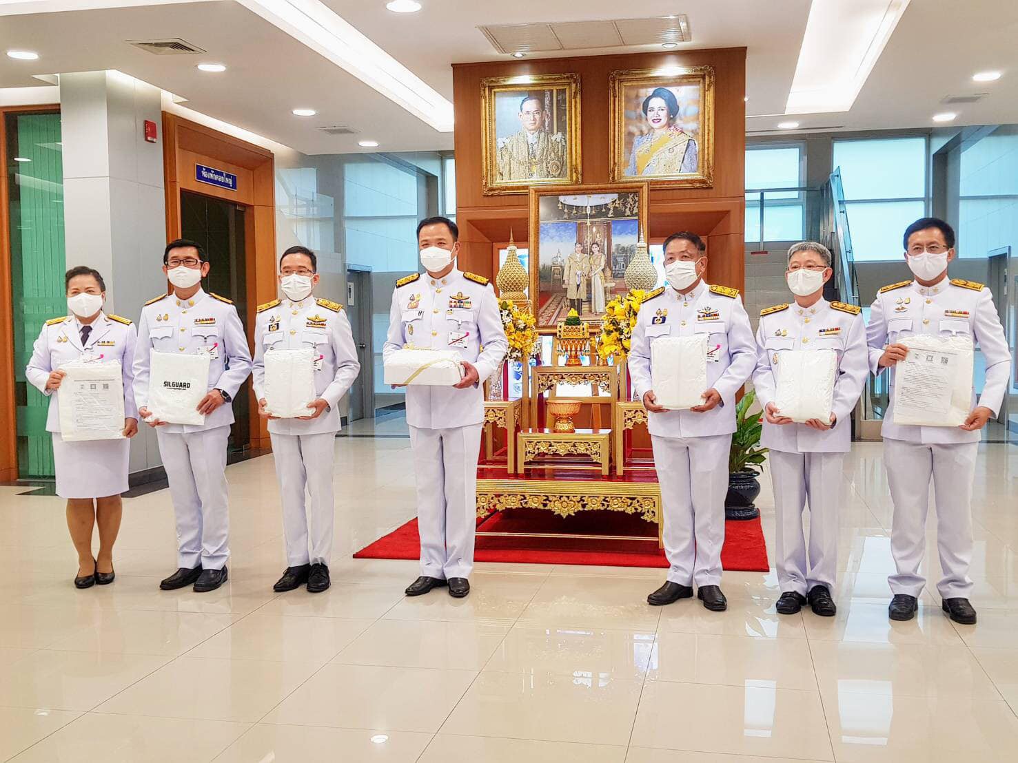 โปรดเกล้าฯ พระราชทานรถยนต์เอกซเรย์เคลื่อนที่ 2 คัน