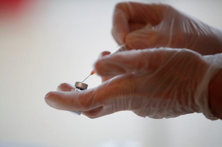 France continues vaccinating the elderly against COVID-19