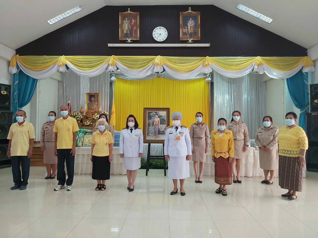 ในหลวงทรงเลี้ยงอาหารและพระราชทานสิ่งของแก่สถานสงเคราะห์ เนื่องในวันเกิดเจ้าคุณพระสินีนาฏ