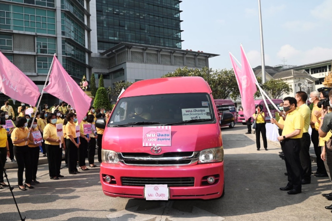 ปล่อยขบวนรถ พม. Mobile “ปันสุข สู่ชุมชน” สู่ 28 จังหวัดพื้นที่สีแดง ลุยช่วยกลุ่มเปราะบาง ได้รับผลกระทบจากโควิด-19
