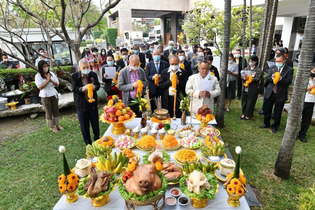 “มติชน” บวงสรวง ศาลพ่อปู่ รับมงคลสู่ปีที่ 44