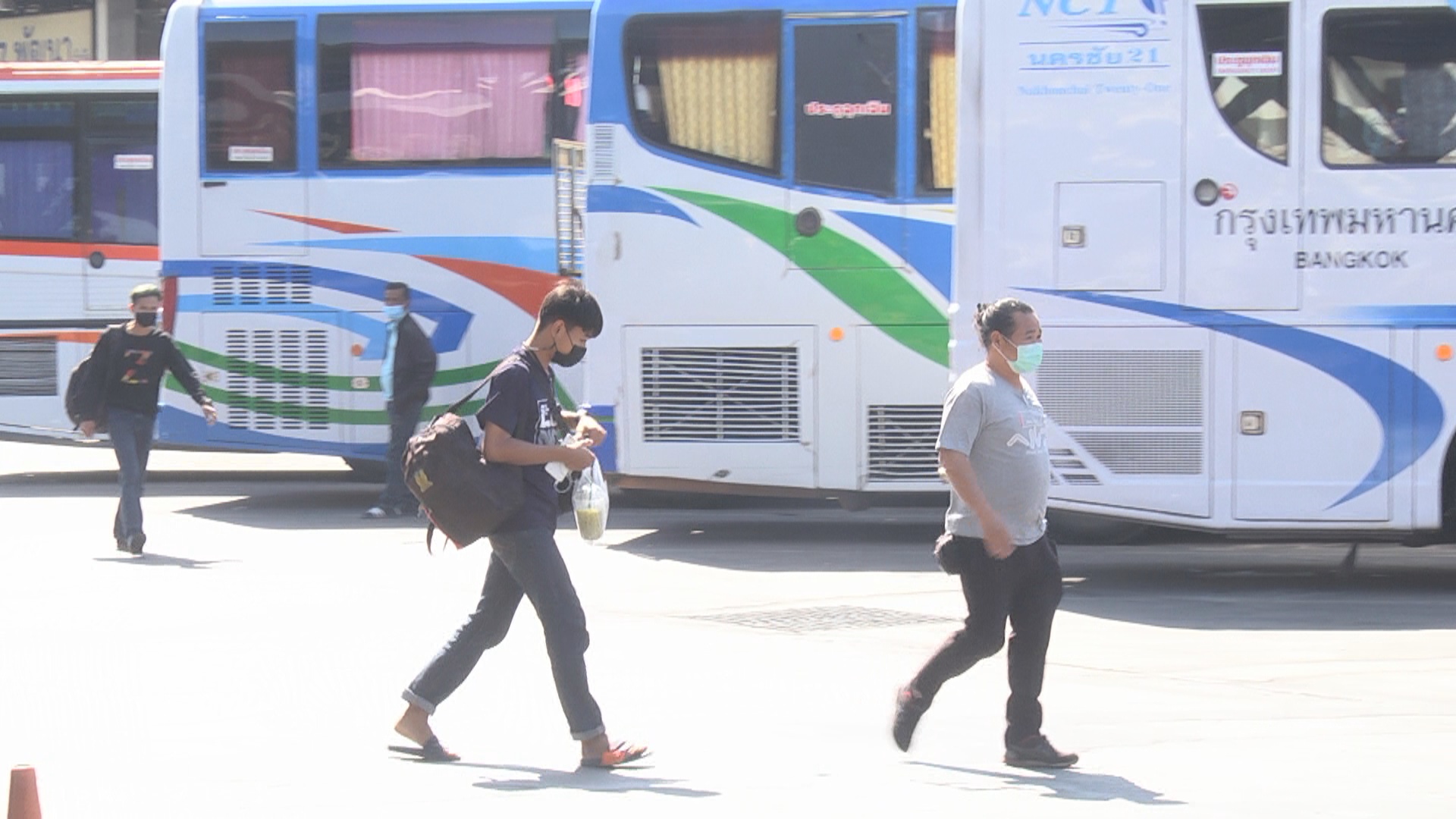 ประชาชน ทยอยไปซื้อตั๋วขึ้นรถโดยสารเดินทางเข้ากรุงเทพฯ