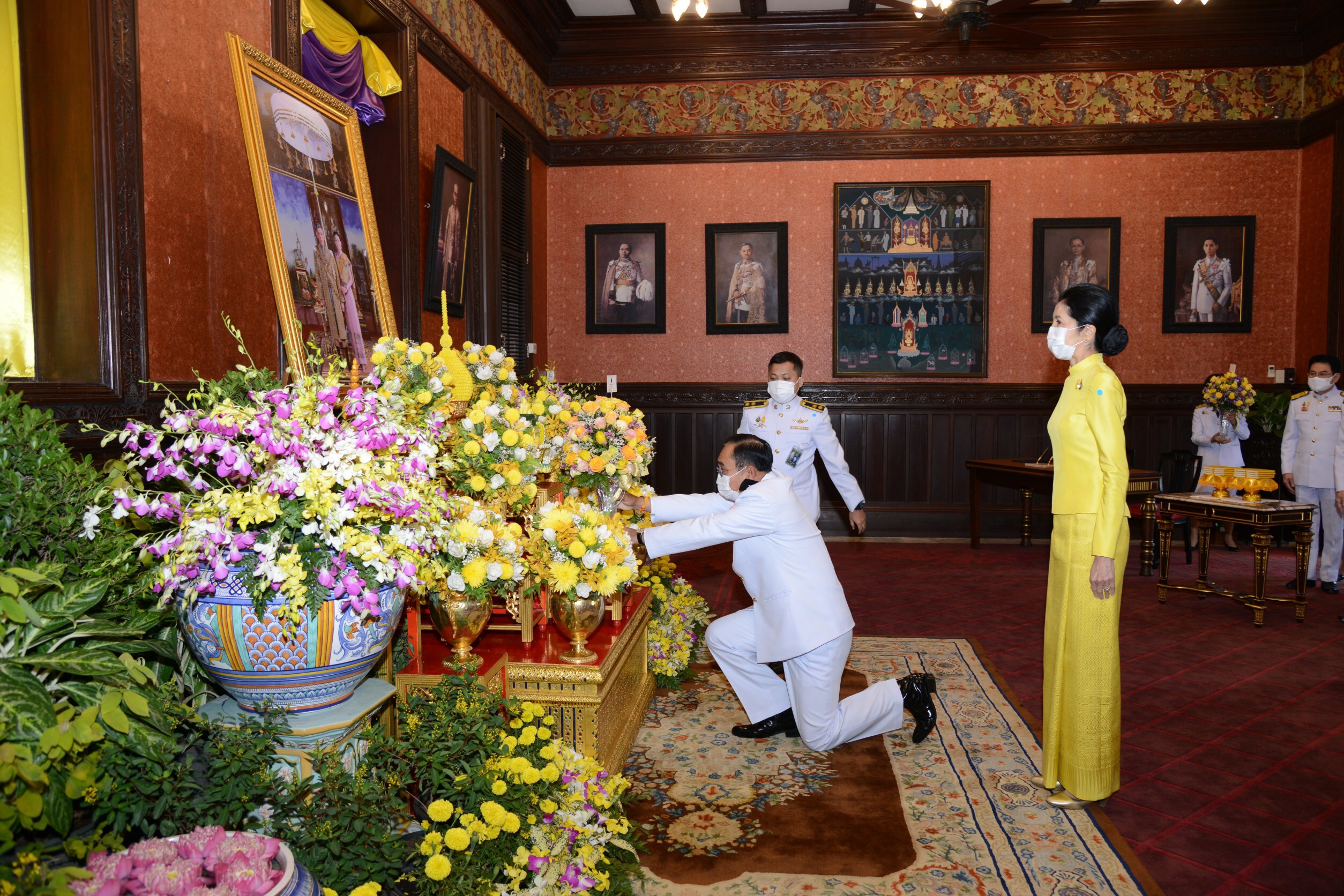 ในหลวงพระราชทานปฏิทินหลวงแก่นายกฯ ครม. ราชสกุล คณะทูต ปชช.ที่เข้าลงนามถวายพระพร