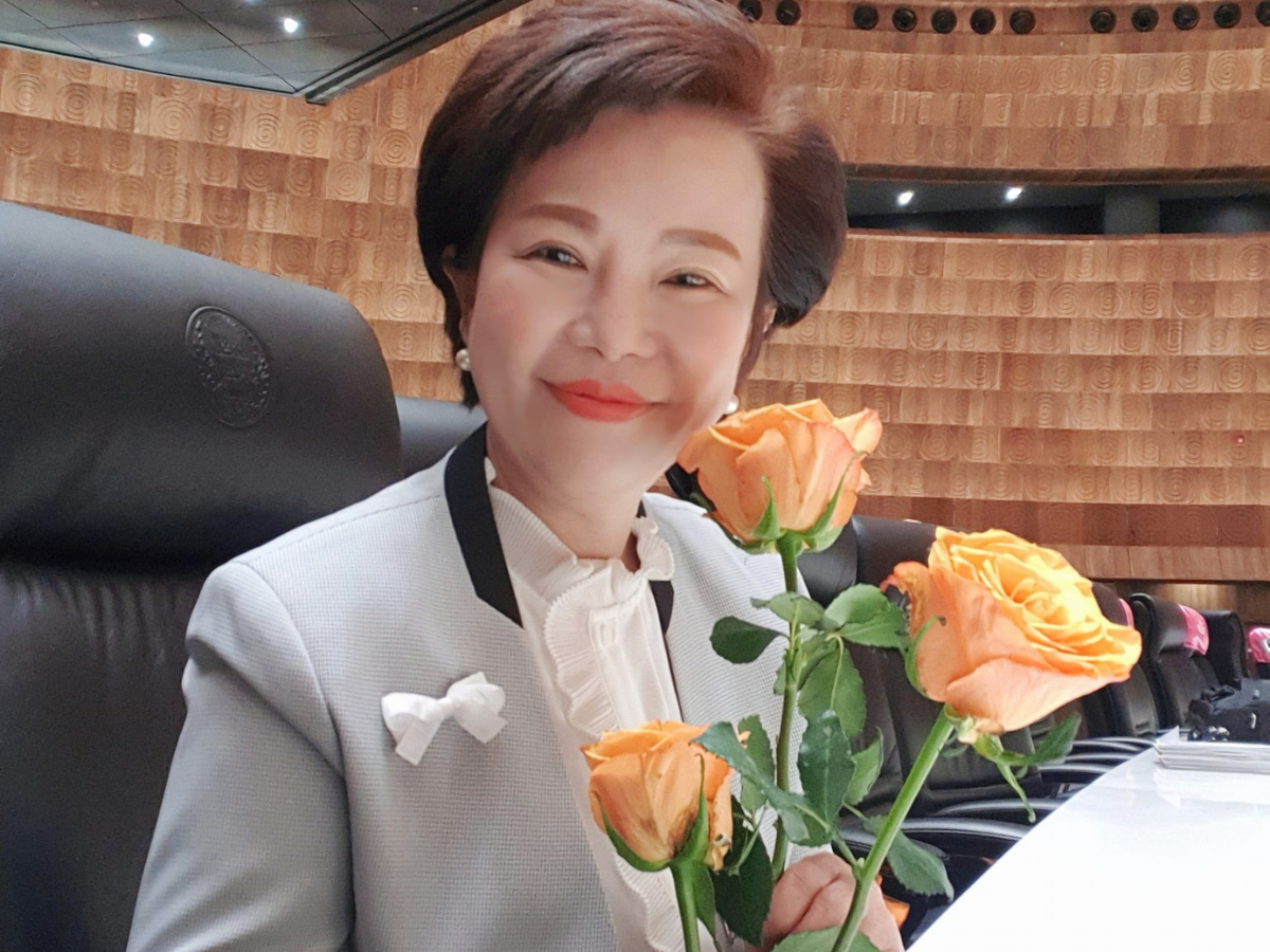 ส.ส.อมรัตน์ บริจาคเงินเดือน “ครึ่งเดือน” ช่วยผู้เดือดร้อนจากโควิด