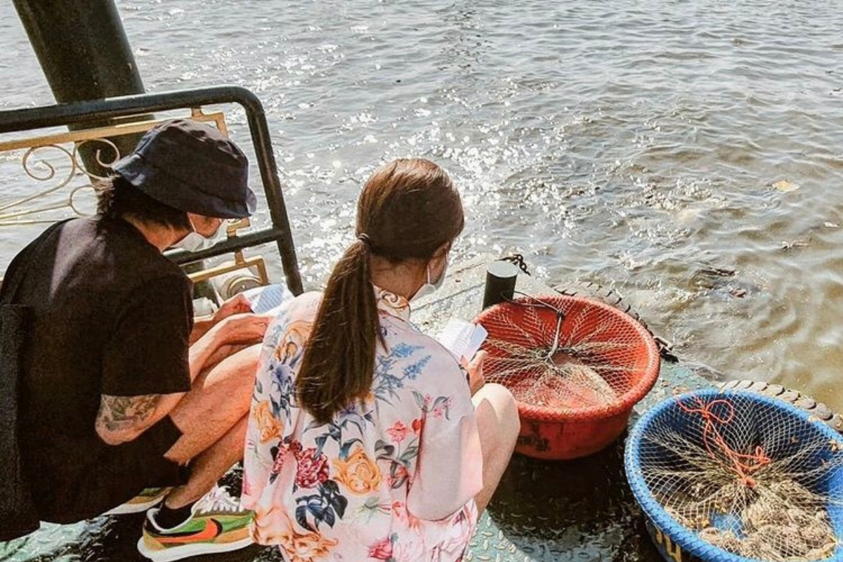 ดราม่า ก้อย-ตูน ปล่อยกบลงแม่น้ำ ชาวเน็ตท้วง ระวังทำบุญได้บาป
