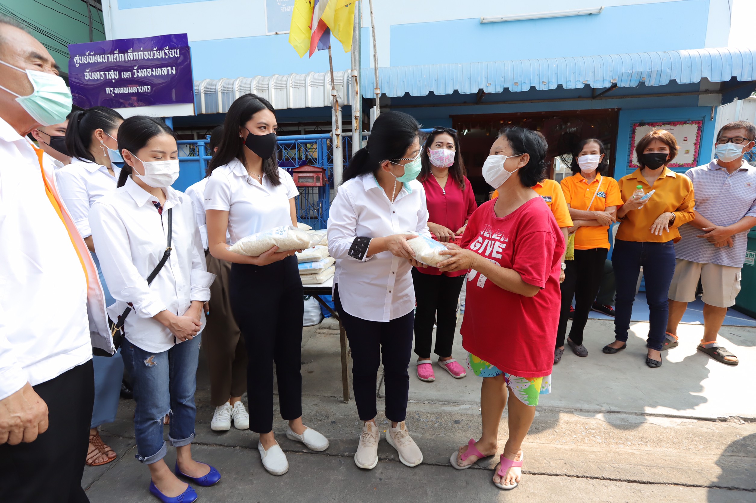 พรรคสุดารัตน์ ลงพื้นที่ กทม. ลูกสาวชูวิทย์ โผล่ร่วมทีมอาสาสร้างไทย