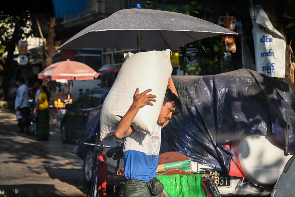 รัฐประหารเมียนมา ขาดแคลนสินค้า-กว้านซื้อทอง ดอลลาร์ ราคาพุ่ง