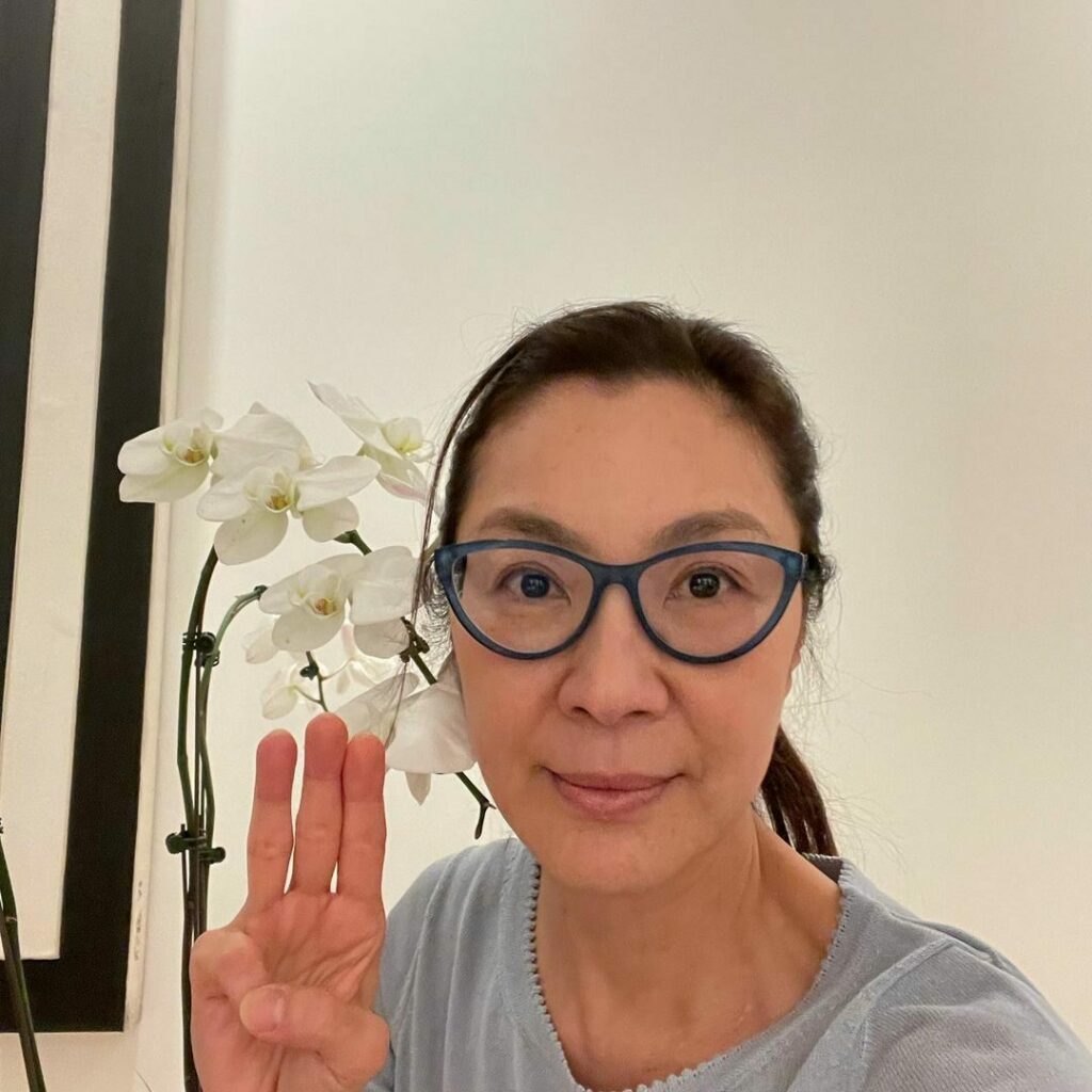 มิเชล โหย่ว โพสต์ชูสามนิ้ว