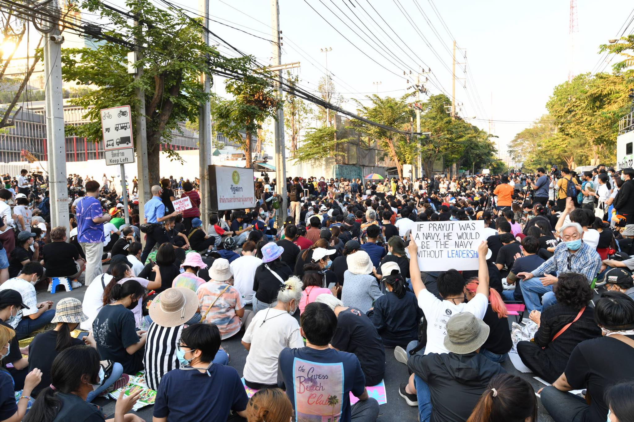 ม็อบปราศัยเดือดหน้าสภา ซัด รัฐบาลโหวตวางใจกันเอง แต่ปชช.ไม่ไว้วางใจ