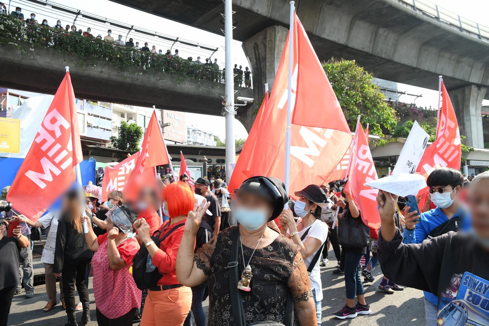 ม็อบมุ่งหน้าราบ 1 มวลชนชู 3 นิ้วให้กำลังใจ “ตี้ พะเยา” ขึ้นรถปราศรัย