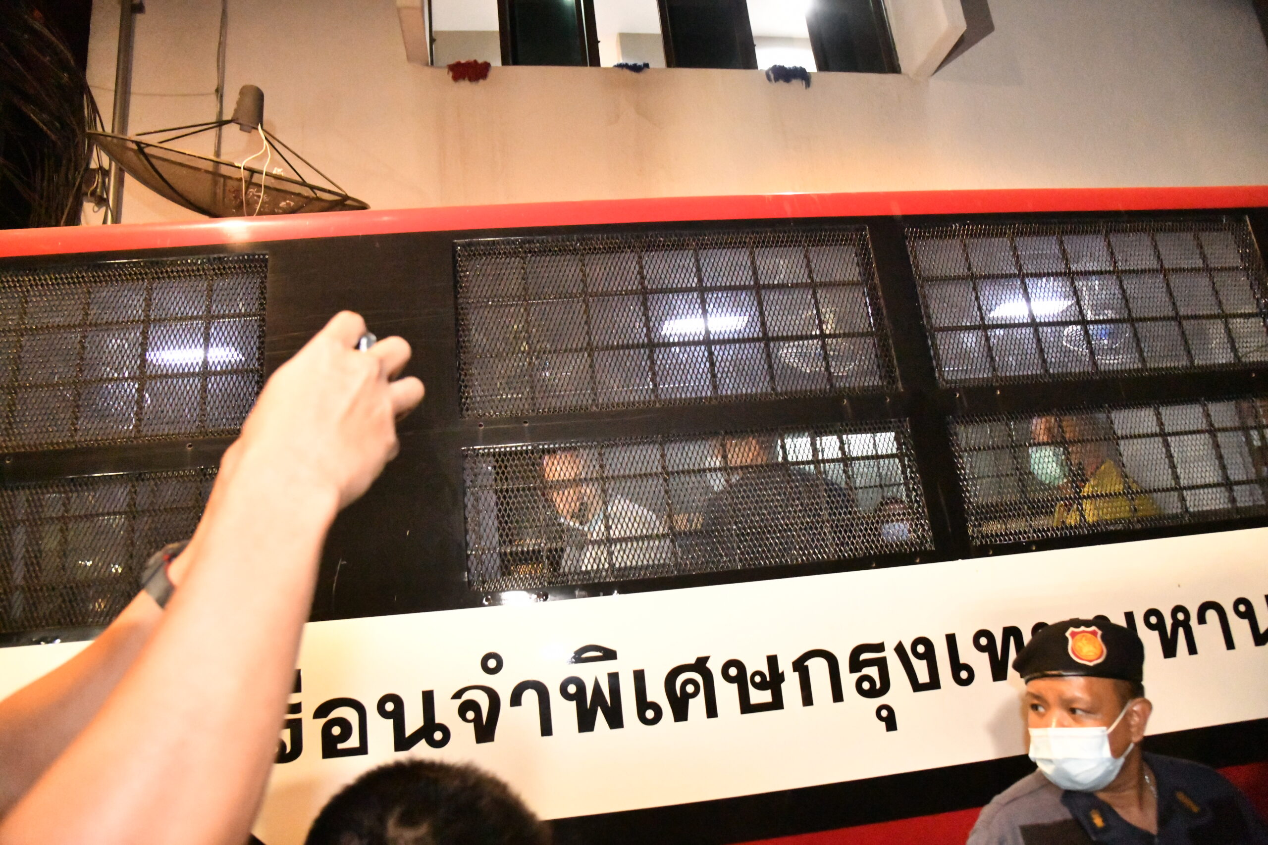 ยกทีมเยี่ยม 8 แกนนำ กปปส. นอนคุกคืนแรก ทุกคนยังกำลังใจดี
